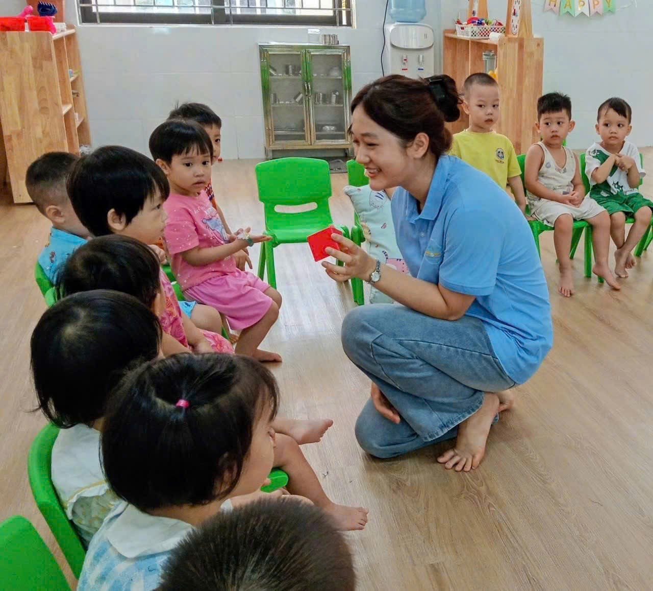 GIỜ HỌC  TIẾNG ANH THEO DỰ ÁN RIÊNG CỦA CÁC BÉ LITTLE MOON  TẠI TRƯỜNG MẦM NON HOÀNG CÔNG