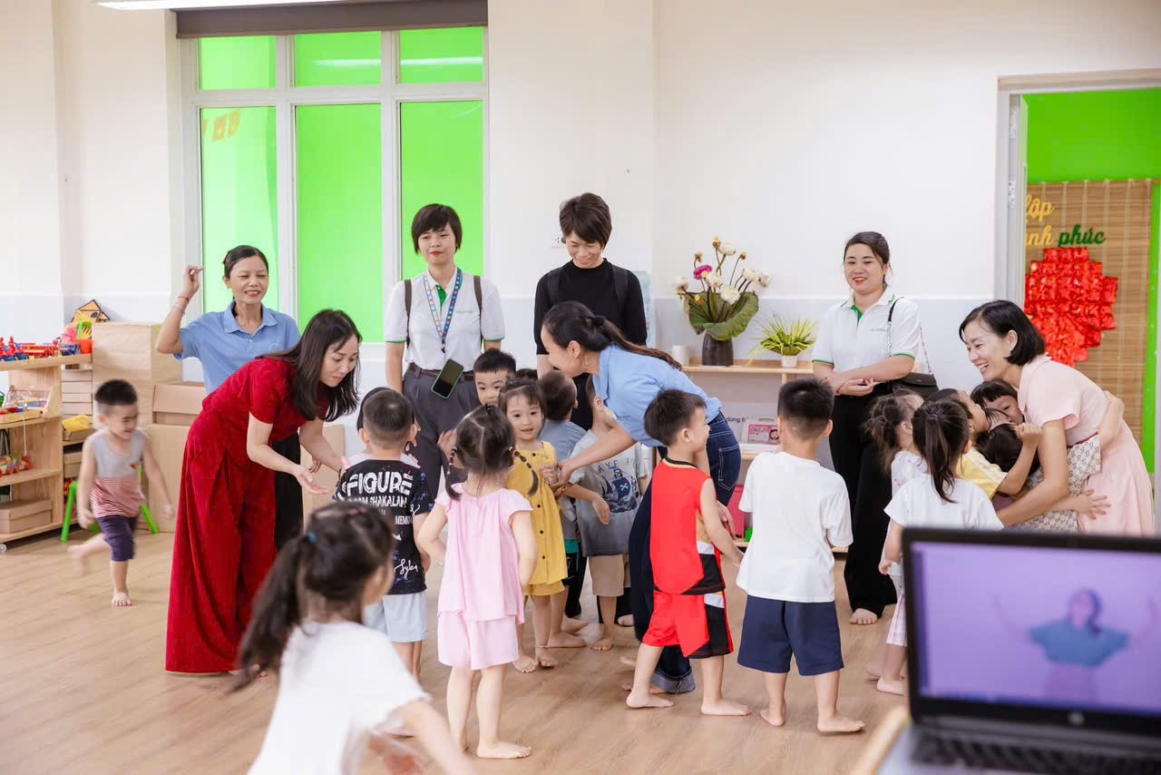 TẬP ĐOÀN GAKEN NHẬT BẢN ĐẾN THĂM MÔI TRƯỜNG HỌC TẬP, ỨNG DỤNG GIÁO DỤC STEAM TRƯỜNG MN HOÀNG CÔNG