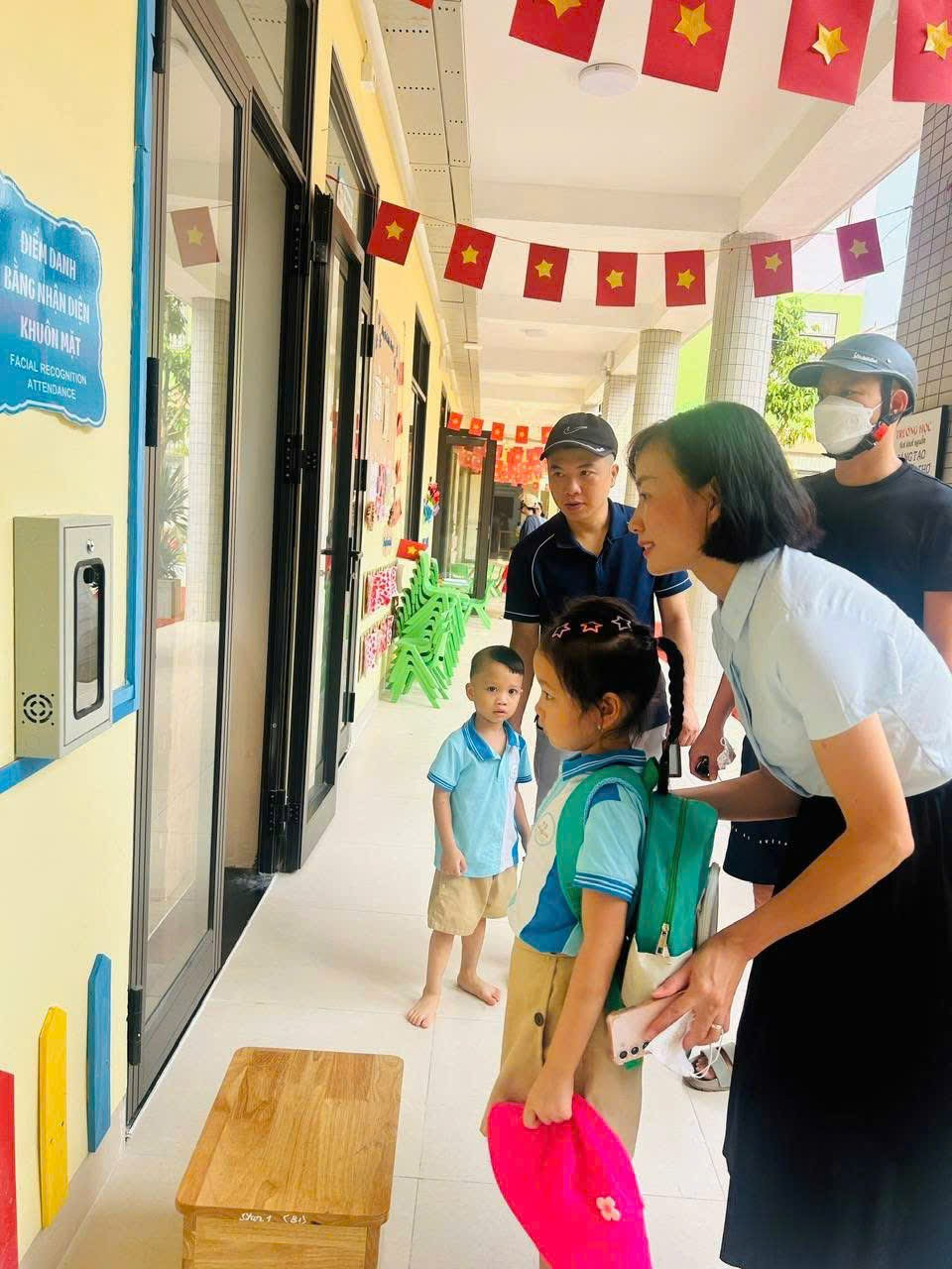 NGÀY ĐẦU TIÊN THỰC HIỆN ĐIỂM DANH BẰNG PHẦN MỀM  FACE ID ​​​​​​​ TẠI TRƯỜNG MẦM NON HOÀNG CÔNG