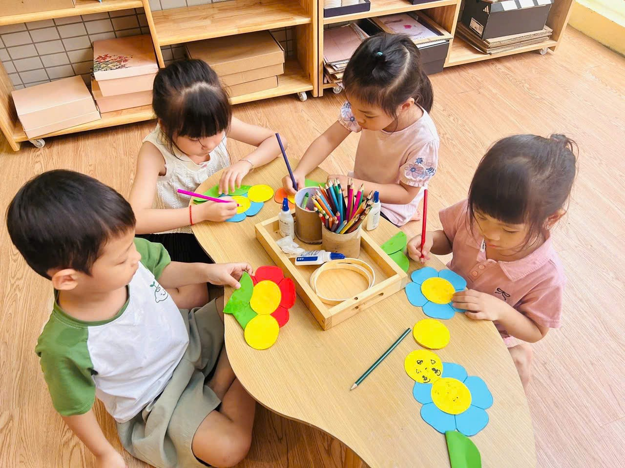      HOẠT ĐỘNG “BÉ VẼ YÊU THƯƠNG” – LỚP LITTLE ANGEL 